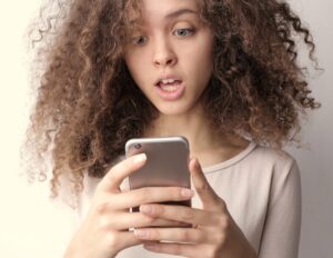 ¿Es Legal Quitarle el Móvil a tu Hijo? es-legal-quitarle-el-movil-a-tu-hijo