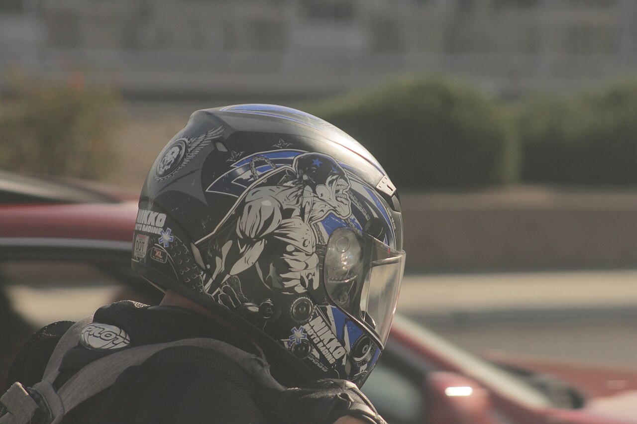 ¿Es Legal Llevar Auriculares en la Moto?
