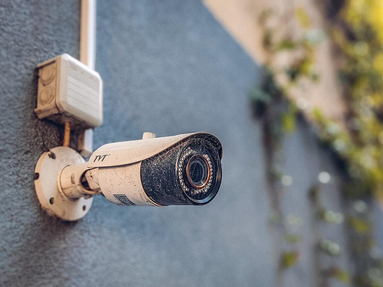 ¿Es Legal Poner Cámaras en la Puerta de Mi Casa?