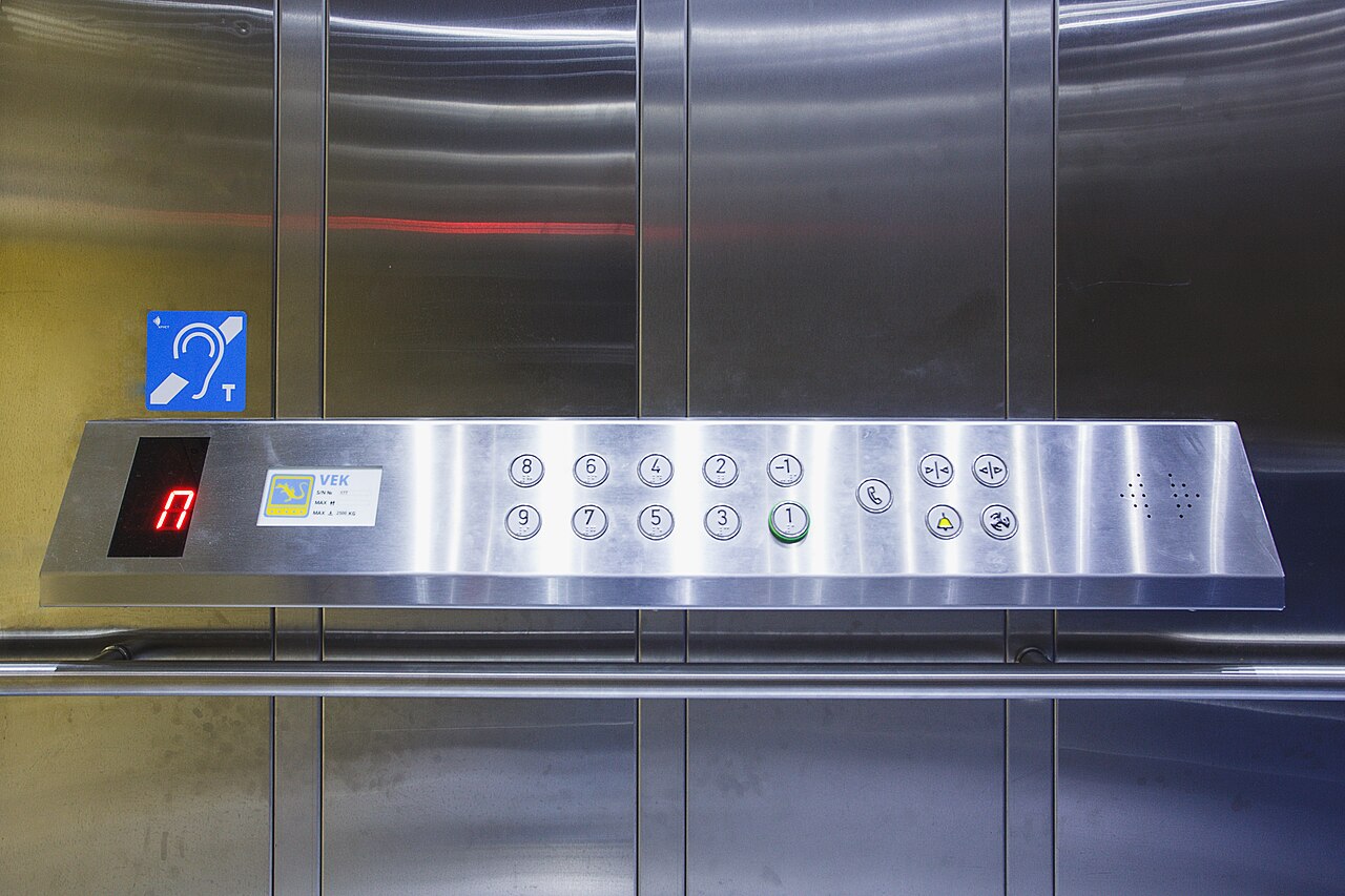 ¿Es Legal Poner Llave en un Ascensor Comunitario?