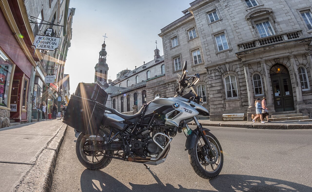 ¿Es Legal Poner Pegatinas Reflectantes en la Moto?
