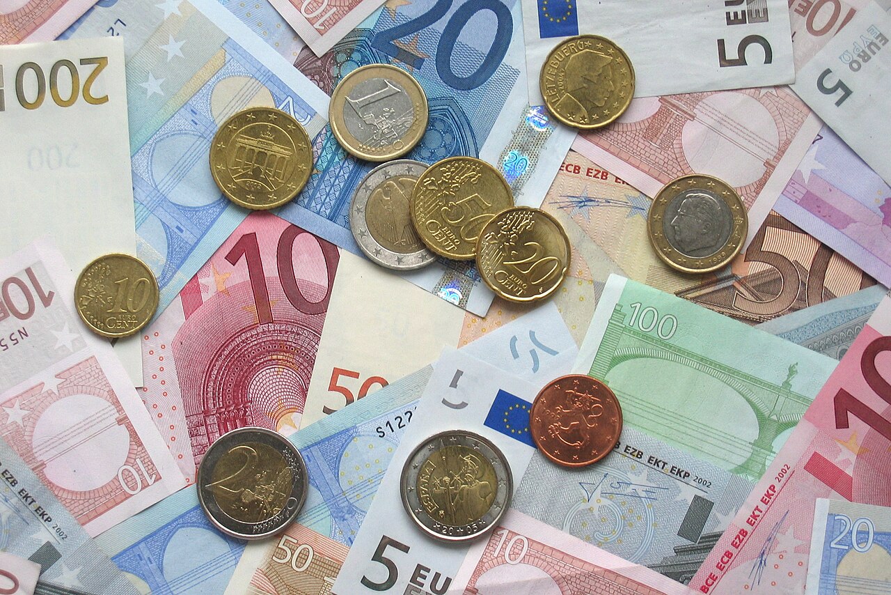 ¿Es Legal que me Bajen el Salario Base?